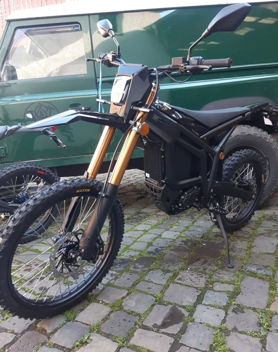 Talaria E-Enduro auf Kopfsteinpflaster