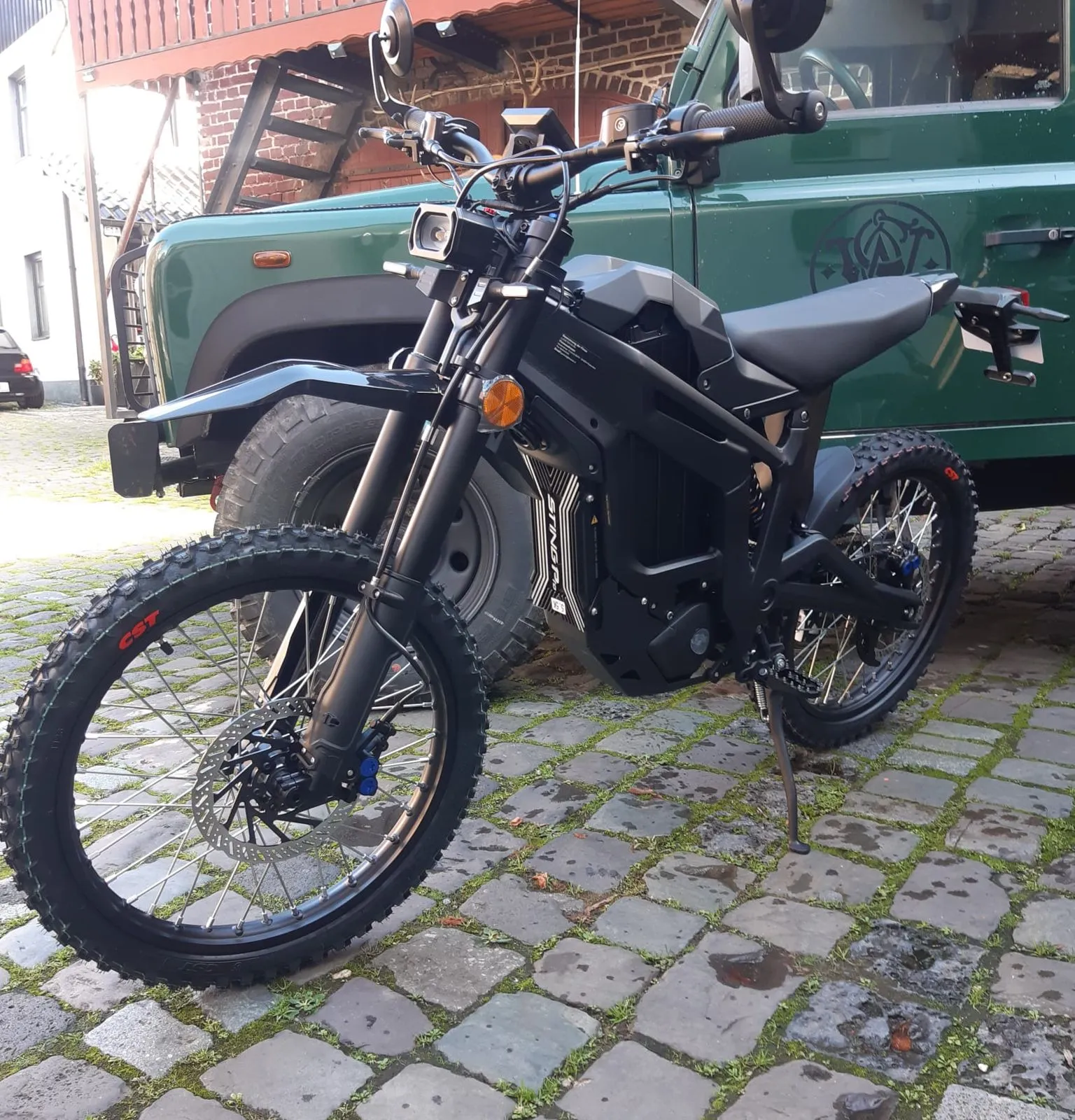 Talaria Sting vor Land Rover Defender